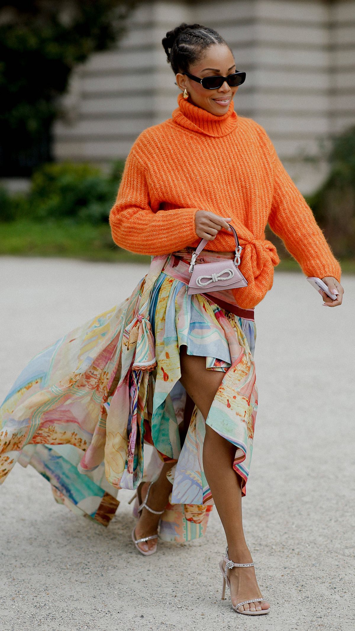 Streetstyle mit orangefarbenem Pullover mit Schleifen Detail Streetstyle mit orangefarbenem Pullover mit Schleifen Detail