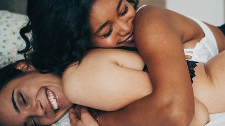 Zwei Frauen kuscheln - Foto: iStock / filadendron