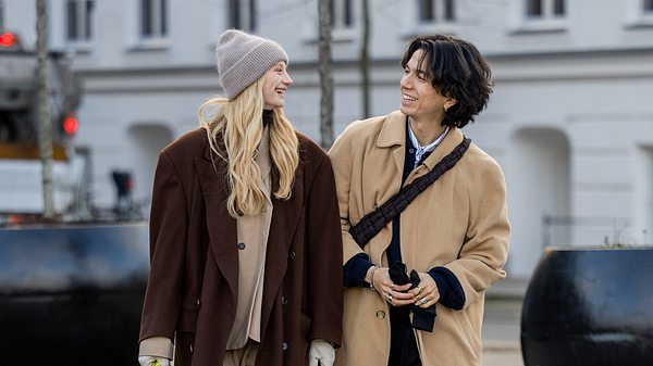 Zwei Frauen mit Sneaker lachen sich an - Foto: Getty Images / Christian Vierig