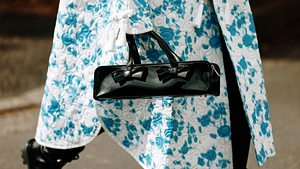 Hand hält schwarze East-West-Bag - Foto: Launchmetrics Spotlight