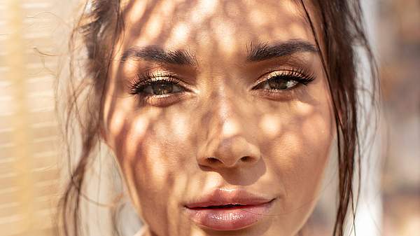 Sonnencreme unter Make-up - Foto: iStock/ NeonShot