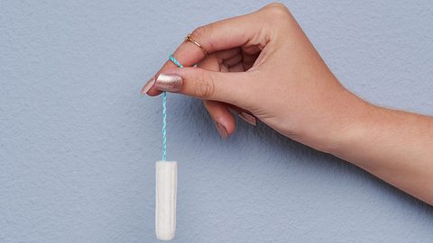 Hand hält einen Tampon - Foto: iStock / :Adene Sanchez