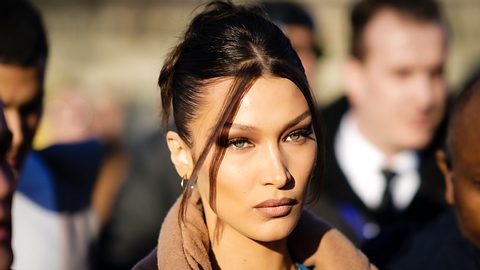 Bella Hadid mit einer Hochsteckfrisur - Foto:  Edward Berthelot 