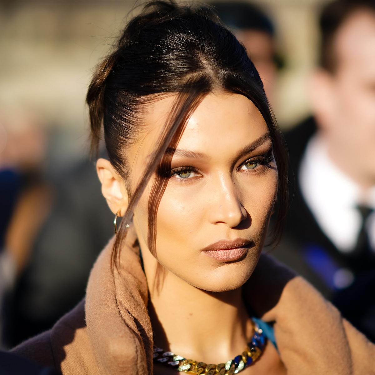 Bella Hadid mit einer Hochsteckfrisur