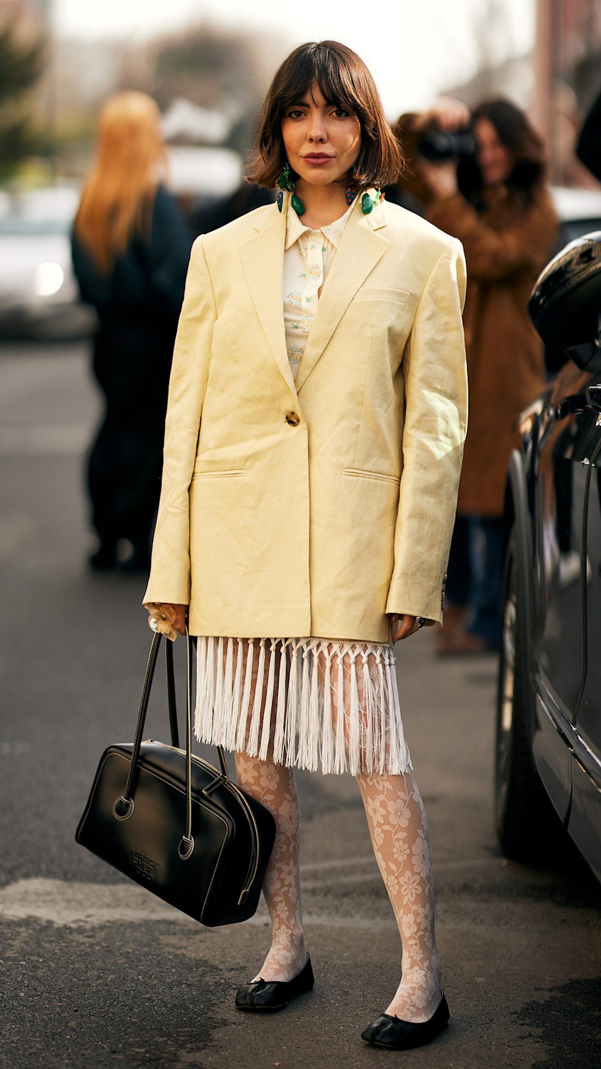 Trendfarben 2025 Streetstyle mit Blazer in Buttergelb