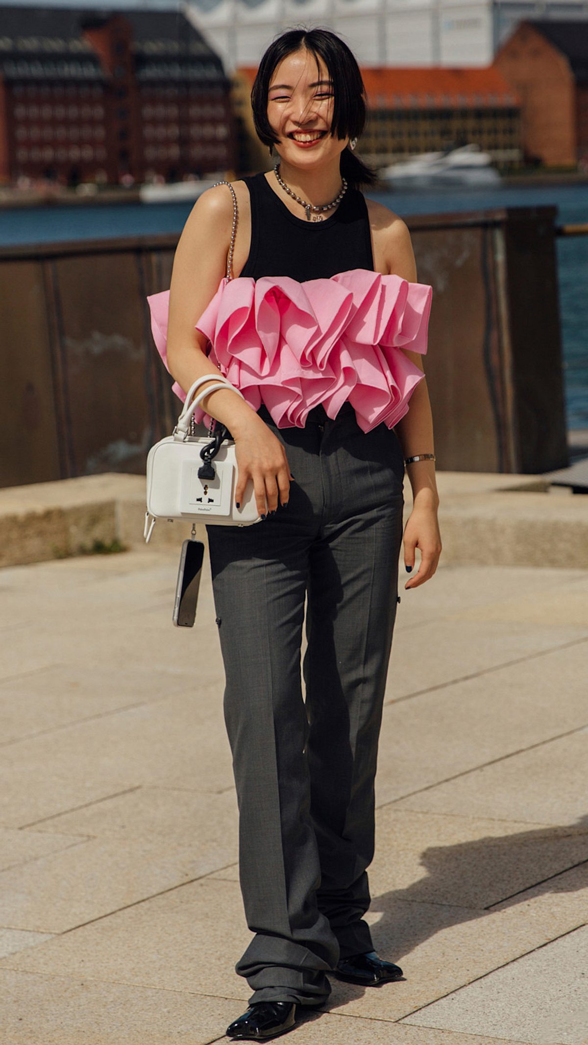 Trendfarben 2025 Streetstyle mit Oberteil in Puderrosa