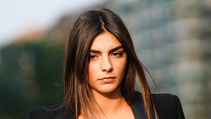 Welche Haarfarbe passt zu mir Streetstyle Bild einer Frau mit langen dunklen Haaren - Foto: GettyImages / Edward Berthelot 