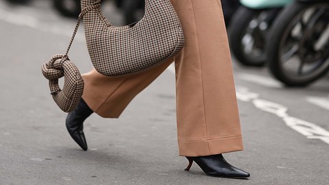 Welche Schuhe zu weiten Hosen? - Foto: Getty Images / Edward Berthelot