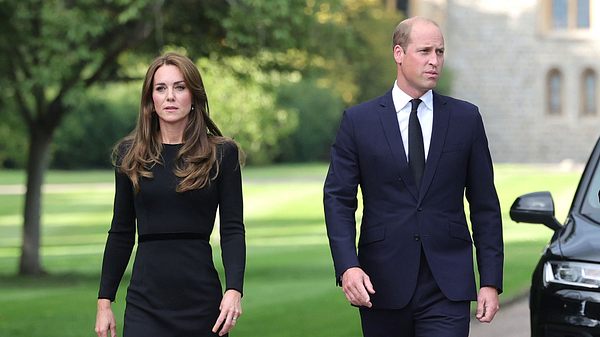 Kate und William laufen nebeneinander - Foto: Getty Images / Chris Jackson 