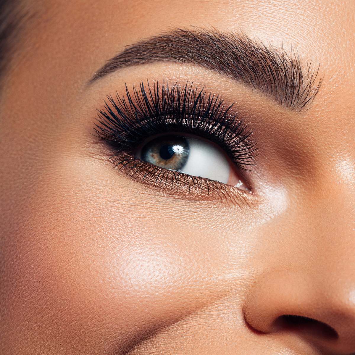 Schöne lange Wimpern dank Wimpernserum