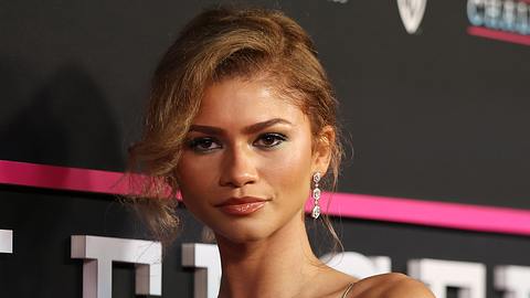 Zendaya in einem grünen Kleid und hochgesteckten Haaren - Foto: Getty Images / Don Arnold 